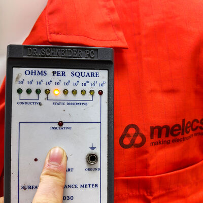 স্ন্যাপ বোতাম সহ লাল ESD অ্যান্টিস্ট্যাটিক ল্যাব কোট